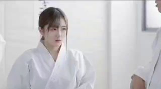 乳戏王抓着老公的小鸡鸡被单男操
